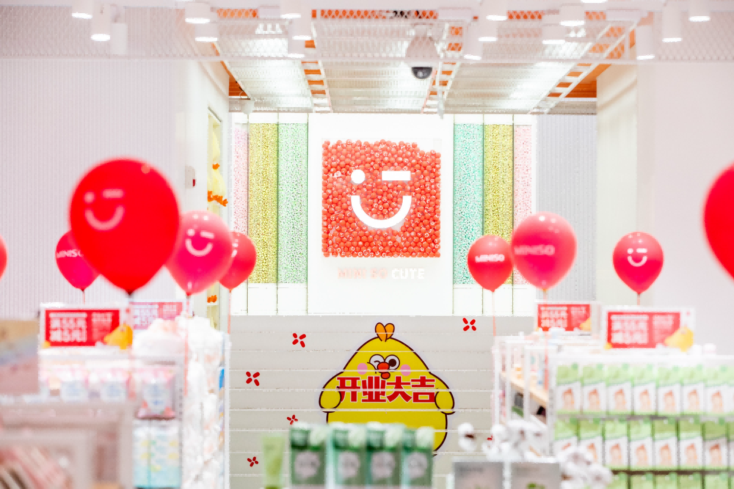 名創優品全國首家旗艦店亮相成都，
助力城市消費提質升級