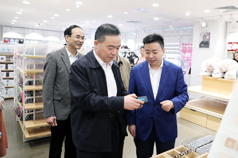 荔灣區(qū)政協(xié)主席樊伯歡蒞臨我司調研 
贊揚名創(chuàng)優(yōu)品創(chuàng)新成果及發(fā)展成就