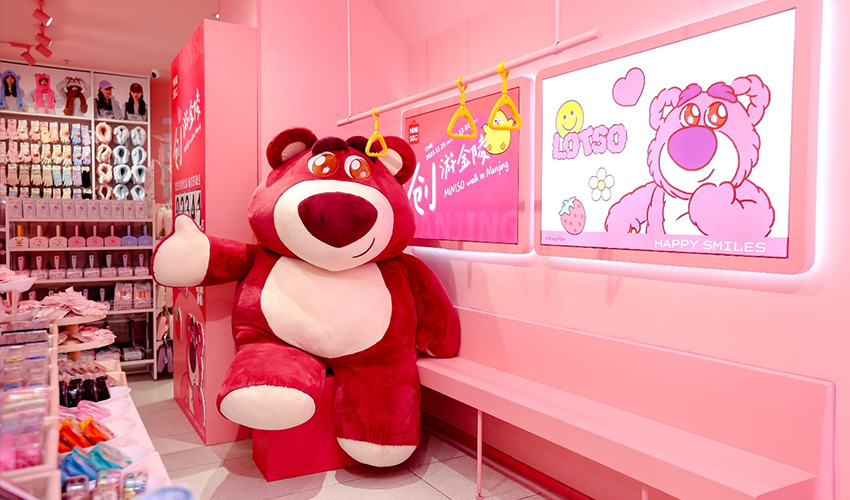 IP潮流煥新消費空間，
名創優品南京城市形象店盛大開業